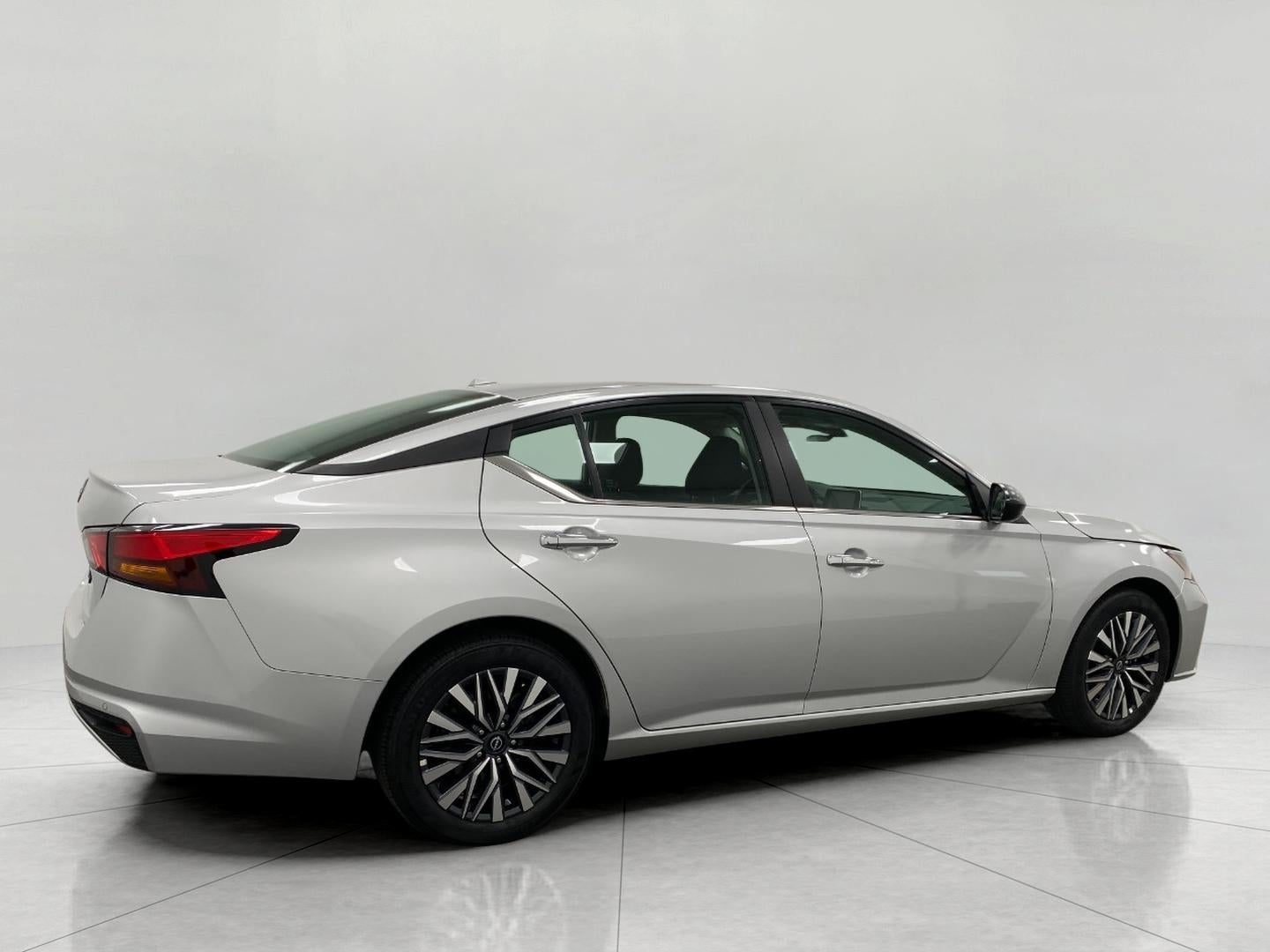 2025 Nissan Altima — side profile view
